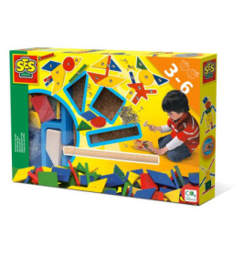 Bunte SES-Spielzeugbox für 3- bis 6-Jährige, mit Kind und geometrischen Holzformen samt Hammer.
