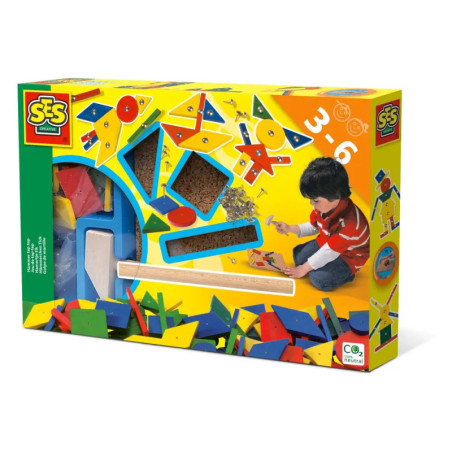 Bunte SES-Spielzeugbox für 3- bis 6-Jährige, mit Kind und geometrischen Holzformen samt Hammer.