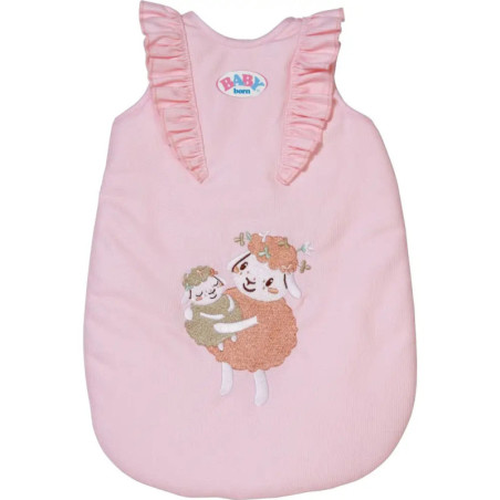 Rosa Schlafsack für Babys mit Rüschen-Trägern und gestickten, sich umarmenden Schafen vorne.