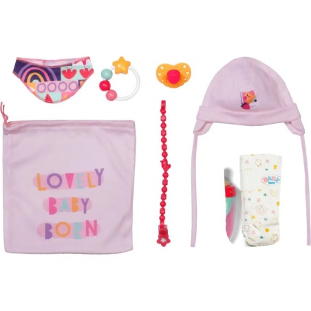 Set mit Baby-Puppen-Zubehör: rosa Mütze, Schnuller, Lätzchen, Windel, Beißring, Löffel und Tasche.