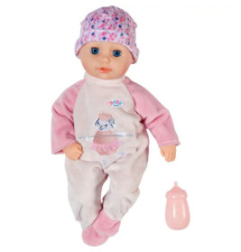 Babypuppe im rosa-weißen Outfit mit gemusterter Mütze liegt neben einer rosa Spielzeugflasche.