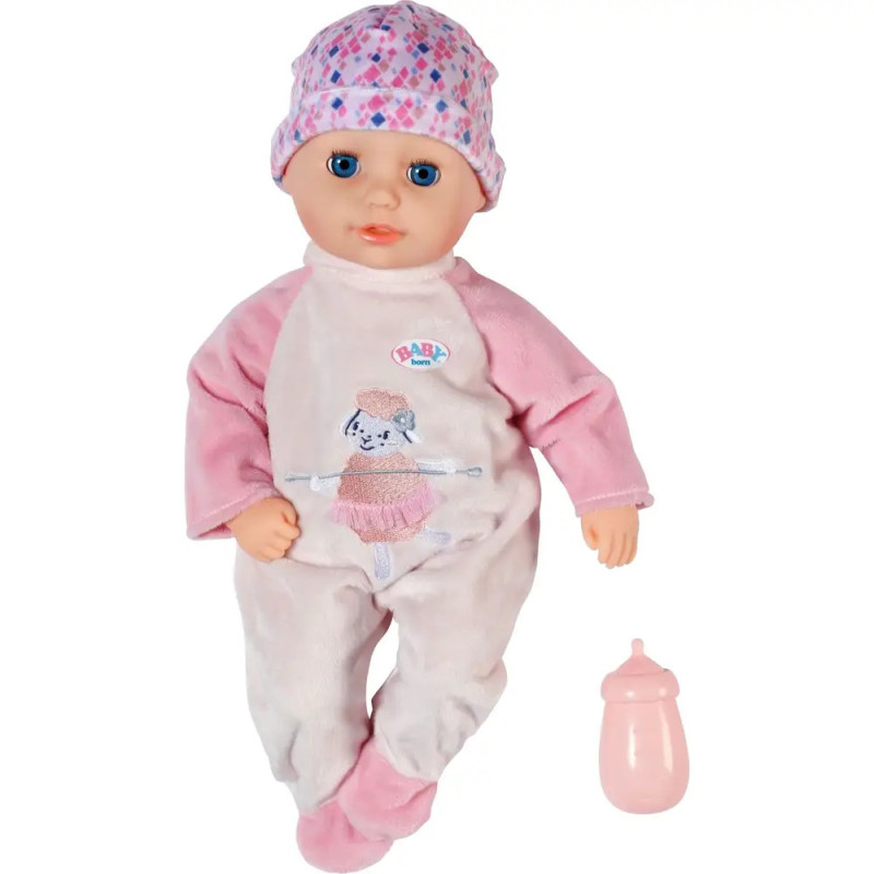 Babypuppe im rosa-weißen Outfit mit gemusterter Mütze liegt neben einer rosa Spielzeugflasche.
