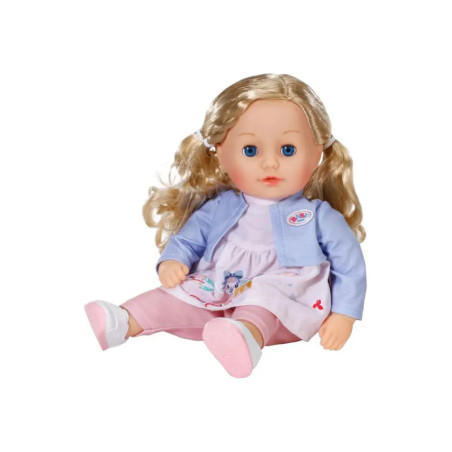 Blonde Puppe mit blauen Augen, lila Jacke, pinkem Kleid und weißen Schuhen sitzt.