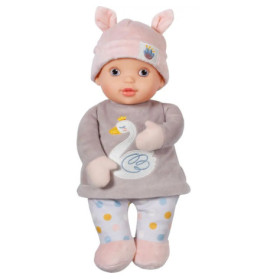 Babypuppe mit pinker Mütze, grauem Schwanen-Oberteil, gepunkteter Hose, pinken Schuhen und Fäustlingen.