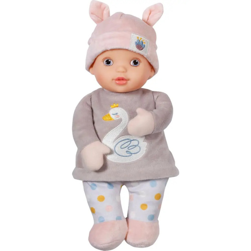 Babypuppe mit pinker Mütze, grauem Schwanen-Oberteil, gepunkteter Hose, pinken Schuhen und Fäustlingen.