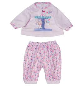 Hellrosa Baby-Outfit mit Karussellpferd auf dem Oberteil und gemusterten Hosen in Rosa und Blau.