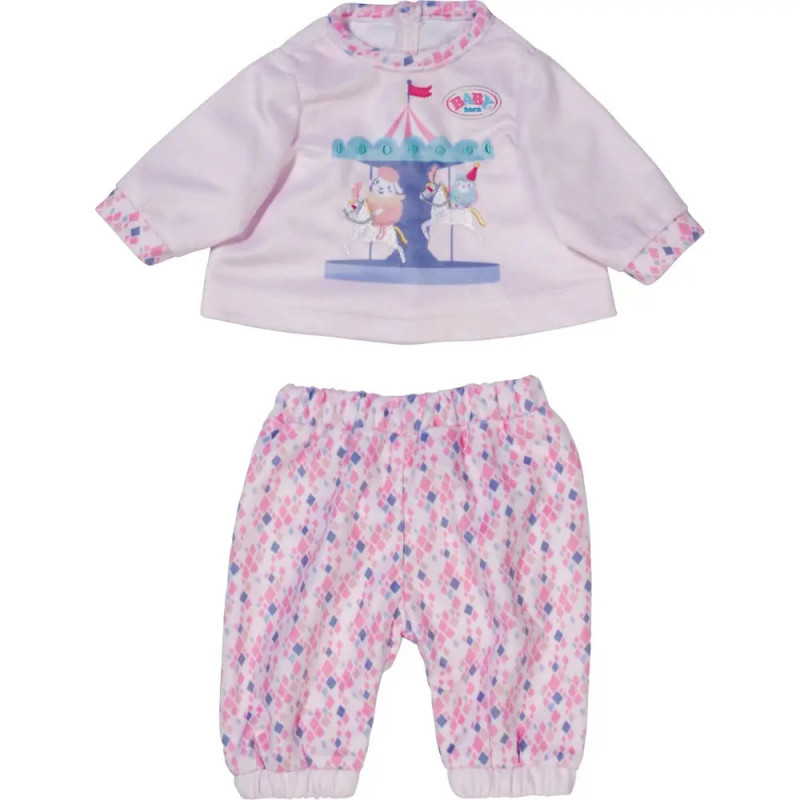 Hellrosa Baby-Outfit mit Karussellpferd auf dem Oberteil und gemusterten Hosen in Rosa und Blau.