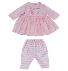 Rosa Babykleid mit Tüllrock und passenden gestreiften Hosen auf weißem Hintergrund.