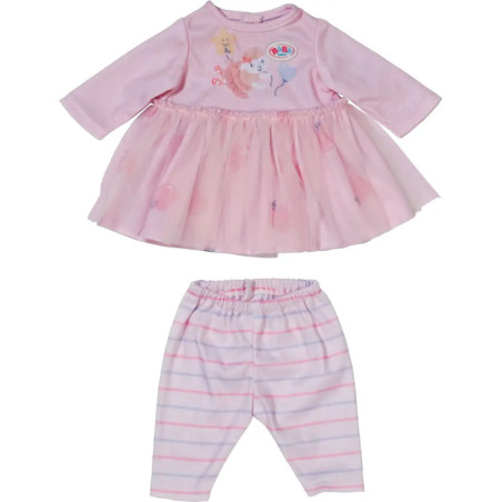 Rosa Babykleid mit Tüllrock und passenden gestreiften Hosen auf weißem Hintergrund.