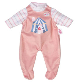 Rosa Baby-Strampler mit weißen Ärmeln, Zirkuszelt- und Clownmotiv sowie gestreiften Details.