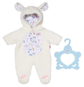 Cremefarbener Baby-Body mit Tierohren und Printfutter neben blauem Deko-Bügel.