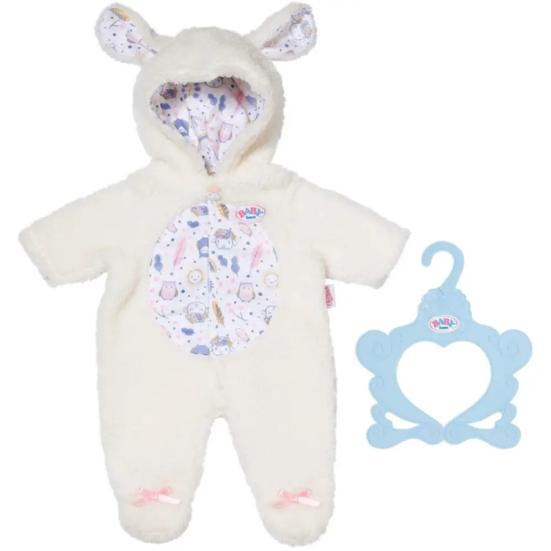 Cremefarbener Baby-Body mit Tierohren und Printfutter neben blauem Deko-Bügel. Cremefarbener Baby-Body mit Tierohren und Printfutter neben blauem Deko-Bügel.