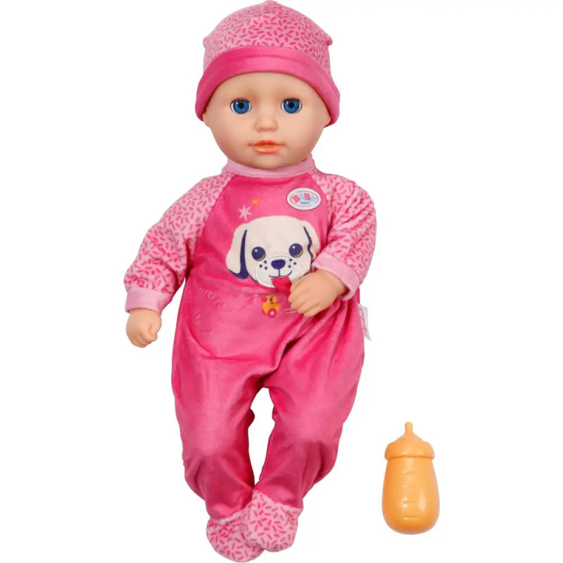 Babypuppe in rosa Outfit und Mütze mit Hundeprint liegt neben einer orangefarbenen Spielzeugflasche. Babypuppe in rosa Outfit und Mütze mit Hundeprint liegt neben einer orangefarbenen Spielzeugflasche.