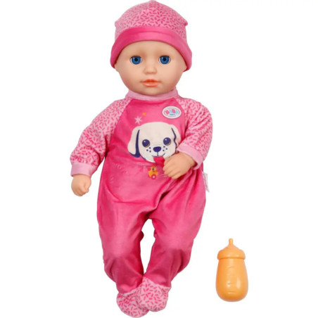 Babypuppe in rosa Outfit und Mütze mit Hundeprint liegt neben einer orangefarbenen Spielzeugflasche. Babypuppe in rosa Outfit und Mütze mit Hundeprint liegt neben einer orangefarbenen Spielzeugflasche.
