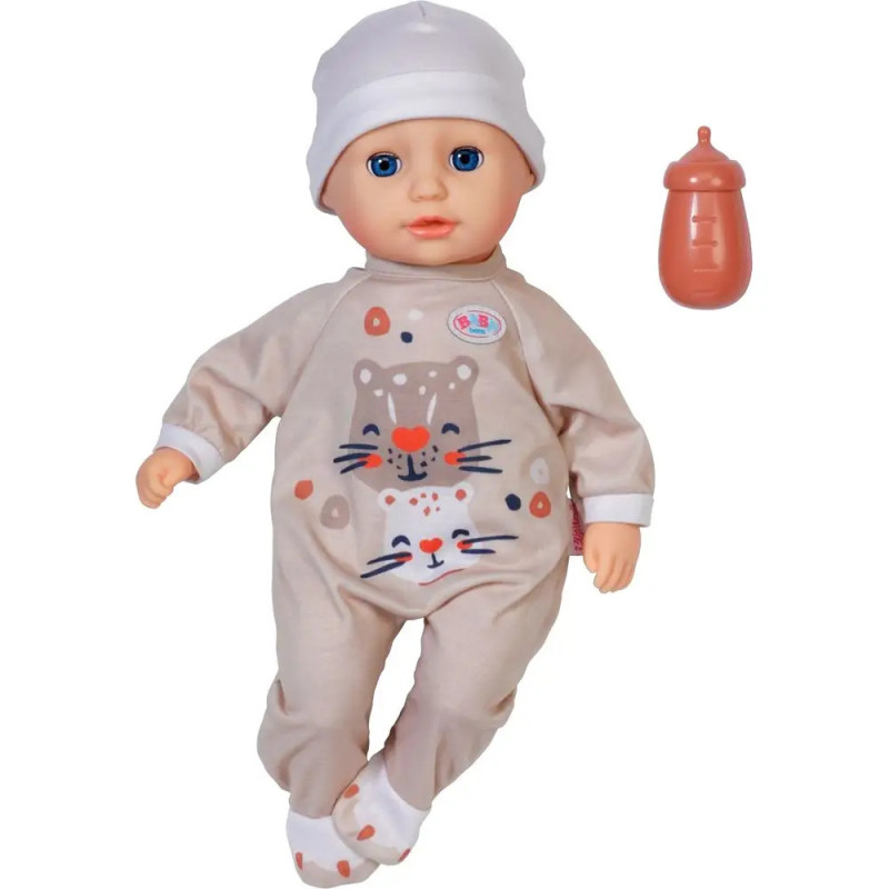 Babypuppe im Tiermuster-Schlafanzug und weißer Mütze mit brauner Spielzeugflasche daneben. Babypuppe im Tiermuster-Schlafanzug und weißer Mütze mit brauner Spielzeugflasche daneben.