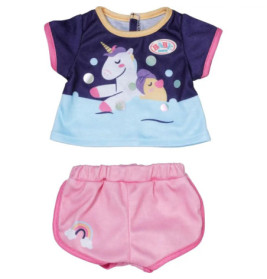 Buntes Puppenoutfit mit Einhornshirt und pinker Shorts, die einen Regenbogen-Patch zeigt.