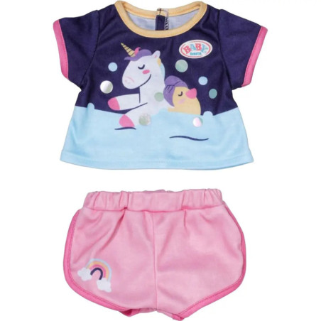 Buntes Puppenoutfit mit Einhornshirt und pinker Shorts, die einen Regenbogen-Patch zeigt. Buntes Puppenoutfit mit Einhornshirt und pinker Shorts, die einen Regenbogen-Patch zeigt.