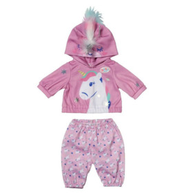 Rosafarbenes Puppenset mit Einhorn-Kapuzenpulli samt Mähne und passender Hose mit Stern- und Einhorndruck.