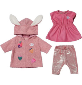Dreiteiliges pinkes Puppenoutfit: Bunny-Ohren-Hoodie, Kleid und Leggings mit Fruchtpatches.