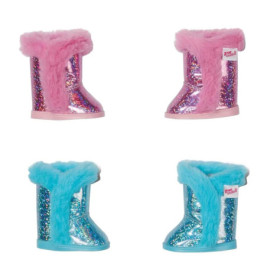 Zwei glitzernde Stiefelpaare, rosa und blau mit Fellbesatz, für Puppen oder kleine Kinder.