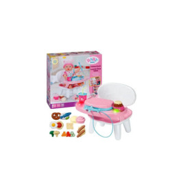 Spielzeug-Hochstuhlset mit Esszubehör und Verpackung, auf der eine Babypuppe im Stuhl sitzt.