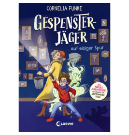 Buchcover: Ein Junge, eine Frau und ein freundlicher Geist stehen in einer Flur mit Bildern Titel: Gespensterjäger.