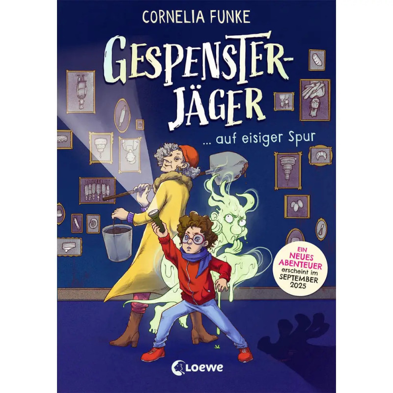 Buchcover: Ein Junge, eine Frau und ein freundlicher Geist stehen in einer Flur mit Bildern Titel: Gespensterjäger.