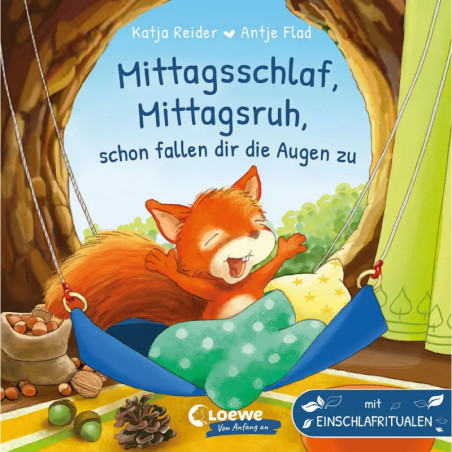 Ein lächelndes rotes Eichhörnchen kuschelt sich in eine Hängematte mit Decke, umgeben von Natur und Eicheln.