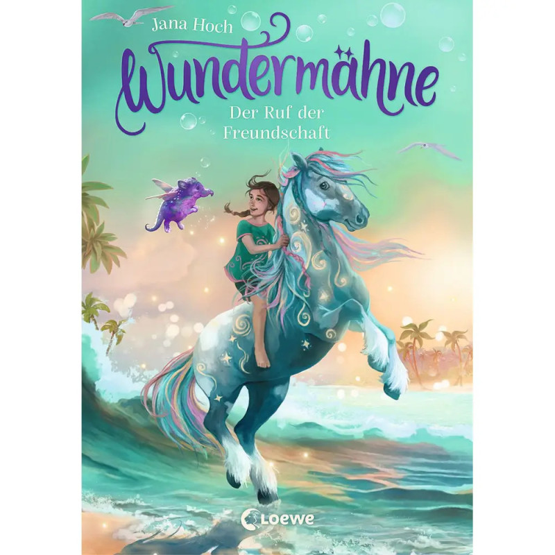 Ein Mädchen reitet am Meer auf einem magischen blauen Einhorn, daneben fliegt ein kleines lila Wesen. Ein Mädchen reitet am Meer auf einem magischen blauen Einhorn, daneben fliegt ein kleines lila Wesen.