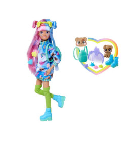 Puppe mit Regenbogenhaaren, buntem Kleid, grünen Socken, blauen Stiefeln und Tierzubehör vor Herz-Hintergrund.