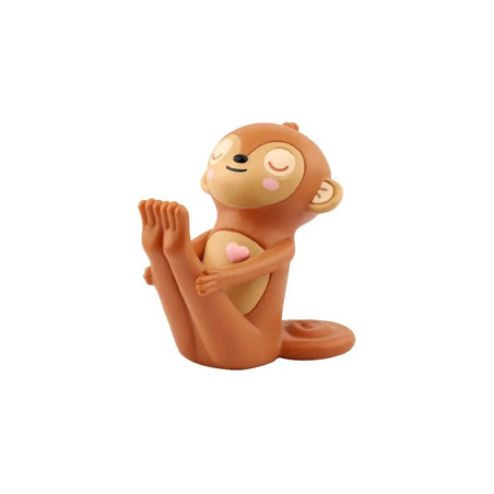 Braune Affenfigur mit geschlossenen Augen hält die Füße und lächelt ruhig.