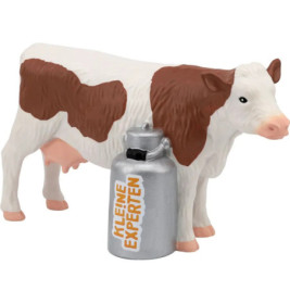 Braun-weiße Spielzeugkuh steht neben silberner Milchkanne mit der Aufschrift KLEINE EXPERTEN.