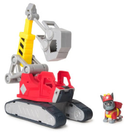 Spielzeugbagger mit roter Kabine und gelbem Arm steht neben Hundfigur mit rotem Helm.
