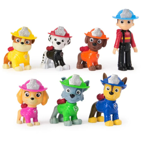 Sieben PAW Patrol Feuerwehrfiguren, darunter sechs Hunde mit Helmen und ein Kind, stehen in Reihen.
