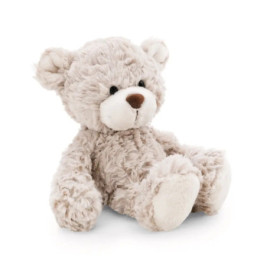 Ein flauschiger, hellbeiger Teddybär mit weißer Schnauze sitzt vor weißem Hintergrund.