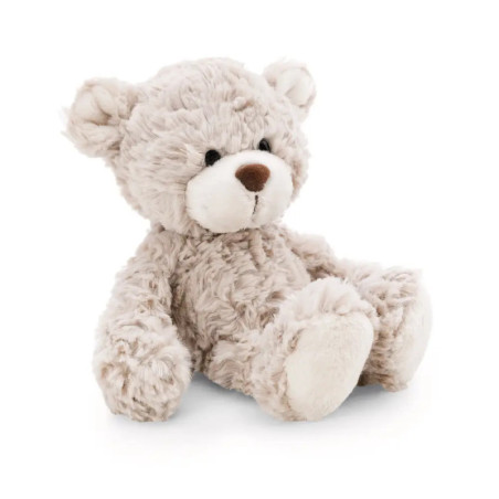 Ein flauschiger, hellbeiger Teddybär mit weißer Schnauze sitzt vor weißem Hintergrund.