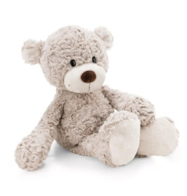 Ein weicher, hellbrauner Teddybär mit runden Ohren sitzt auf weißem Hintergrund.