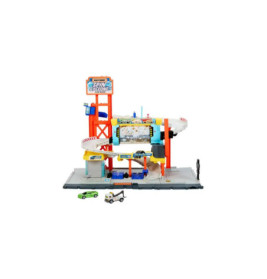 Hot Wheels Spin City Spielset mit Rampe, Aufzug, Autowaschanlage und drei Autos auf grauer Basis.