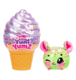 Ein Spielzeugeis mit lila Topping neben einem grün-pinken Plüschmaus mit großen Augen.