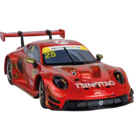 Rotes Rennauto mit TSINGTAO-Logo und Nummer 25 auf der Frontscheibe vor weißem Hintergrund.