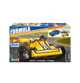 Revell Modellbausatz mit gelb-blauem Rennwagen, Anhänger und Formel-Schriftzug auf der Box.