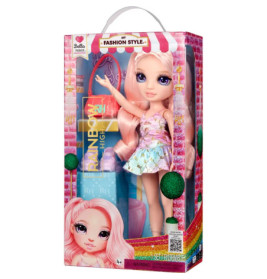 Modepuppe mit langen pinken Haaren, buntem Outfit und in einer farbenfrohen Regenbogenbox.