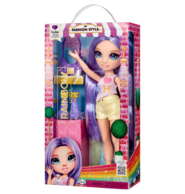 Rainbow High Violet Willow Puppe mit langem lilafarbenem Haar, T-Shirt und gelben Shorts in pinker Box.