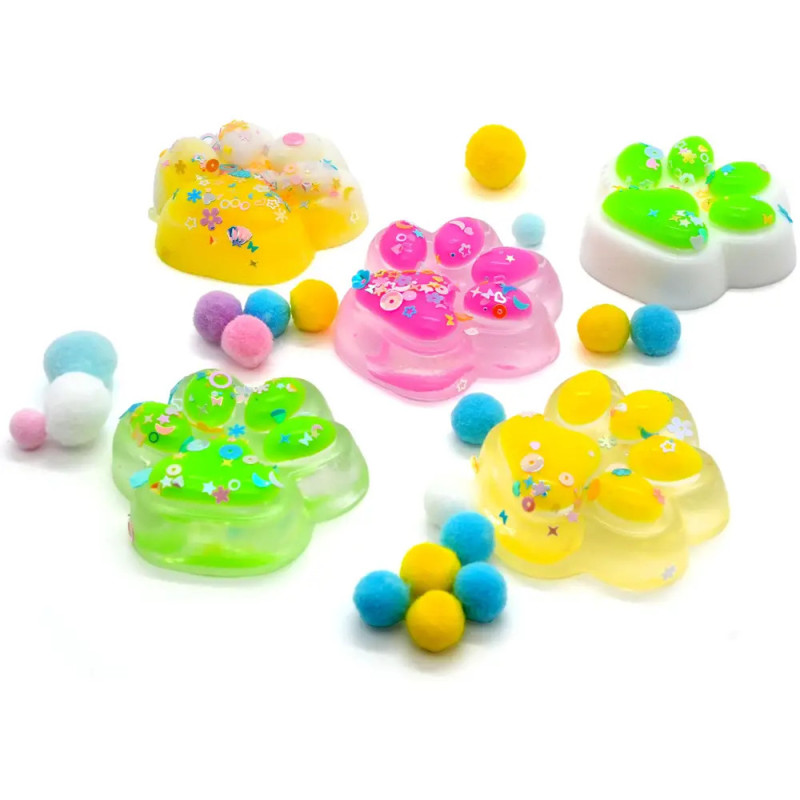 Bunte Pfoten-Seifen mit Blumenmuster und kleinen pastellfarbenen Pompons auf weißem Hintergrund.