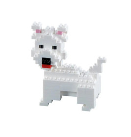 Weißer Spielzeughund aus Steckbausteinen mit rosa Ohren und roter Zunge auf weißem Hintergrund.