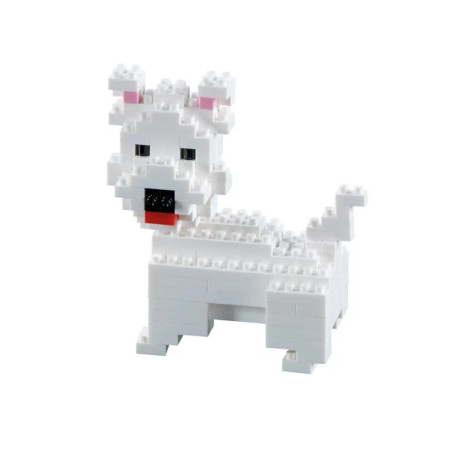 Weißer Spielzeughund aus Steckbausteinen mit rosa Ohren und roter Zunge auf weißem Hintergrund.