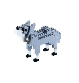 Grauer Wolf aus Kunststoffbausteinen auf weißem Hintergrund.