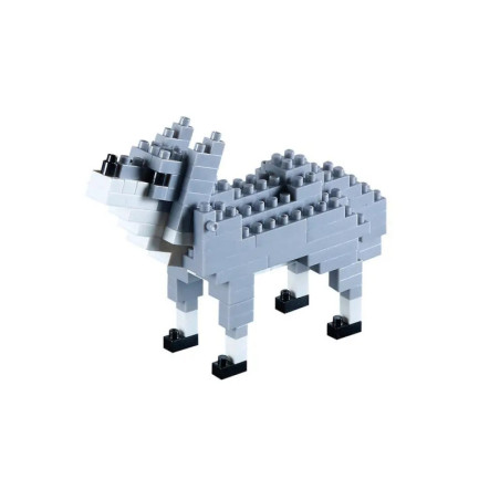 Grauer Wolf aus Kunststoffbausteinen auf weißem Hintergrund.