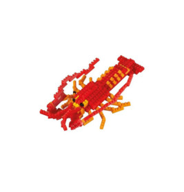 Ein roter und orangener Hummer aus Kunststoffbausteinen auf weißem Hintergrund.