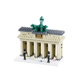 Miniaturmodell des Brandenburger Tors mit Säulen, Lampen und grüner Statue auf weißem Sockel.